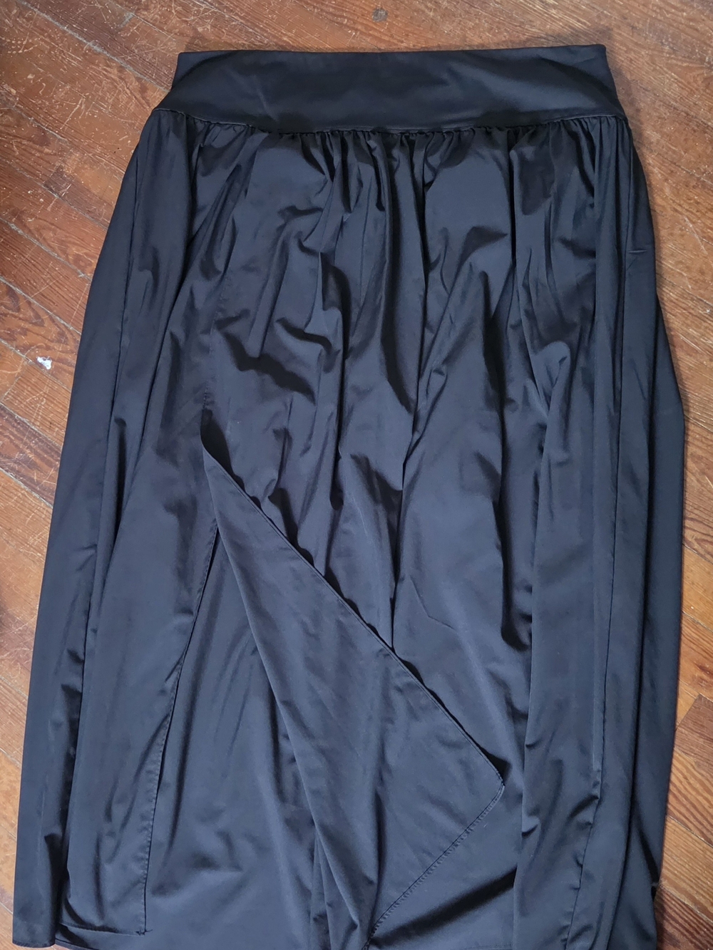 HALARA Black Maxi Skirt with Gathered Waist and Subtle Slit